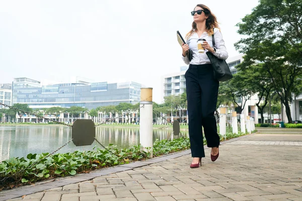 Vrouwelijke ondernemer die naar kantoor loopt — Stockfoto