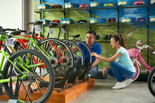 Asistente de Ventas Ayudando con Bying Bicycle —  Fotos de Stock