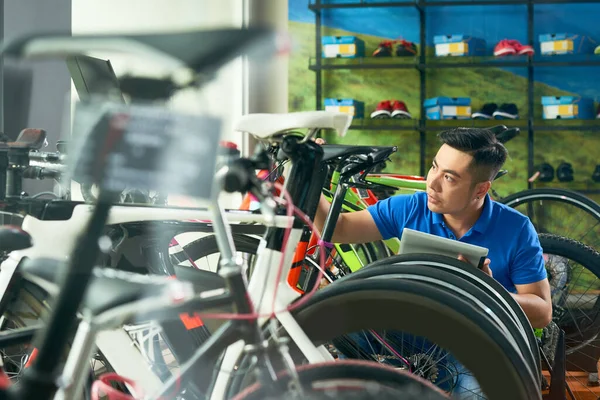 Proprietario del negozio di biciclette che lavora — Foto Stock