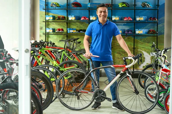 Verkäuferin im Fahrradgeschäft — Stockfoto