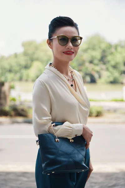 Elegante mujer madura bien vestida —  Fotos de Stock