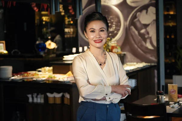 Sorrindo mulher elegante — Fotografia de Stock