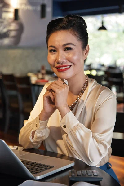 Elegante donna proprietaria del ristorante — Foto Stock
