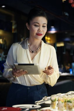 Ziyafet Yöneticisi Aperatifleri Kontrol Ediyor