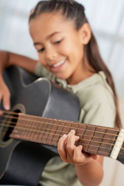 Kız gitar çalmayı öğreniyor