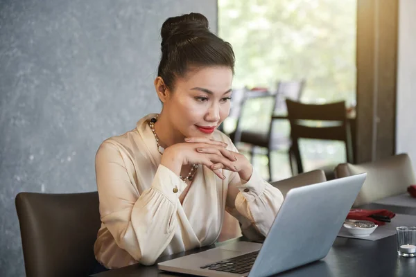 Unternehmer liest Verkaufsbericht — Stockfoto