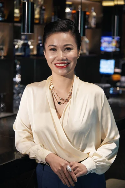 Beautiful Woman at Restaurant Bar — Stock Photo, Image