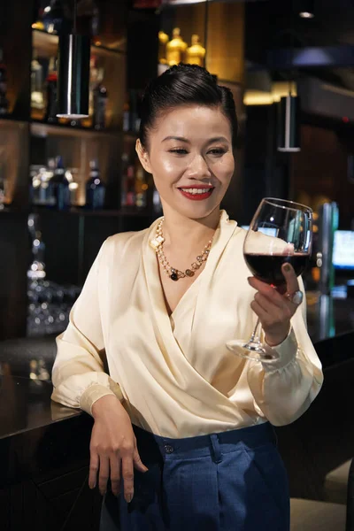 Mujer degustación de vino rojo — Foto de Stock