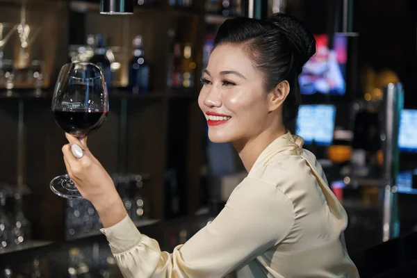 Elegante Frau trinkt an Bar — Stockfoto