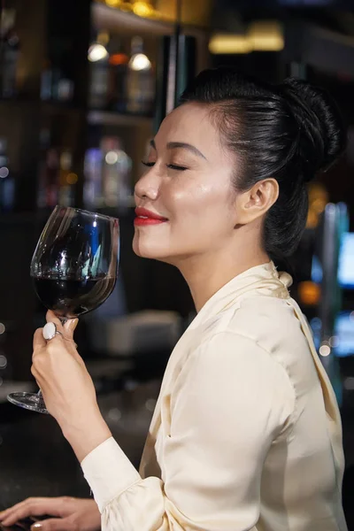 Kvinnan njuter av vinprovning — Stockfoto