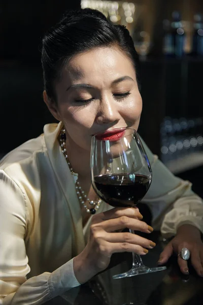 Femme appréciant le verre de vin rouge — Photo