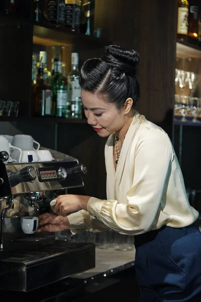 Propriétaire de restaurant faisant tasse d'Espesso — Photo