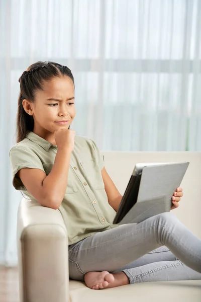 Девочка учится онлайн — стоковое фото