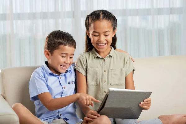 Crianças usando tablet digital juntas — Fotografia de Stock