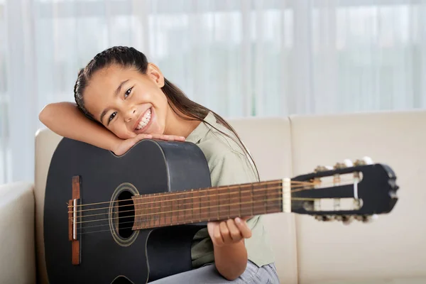 Meisje leert gitaar spelen — Stockfoto