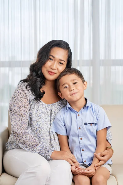 Aziatisch gezin zitten thuis — Stockfoto