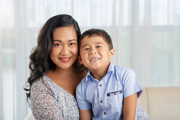 Porträt einer asiatischen Zweierfamilie — Stockfoto