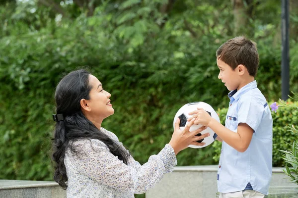 Mutter spielt mit ihrem Sohn — Stockfoto