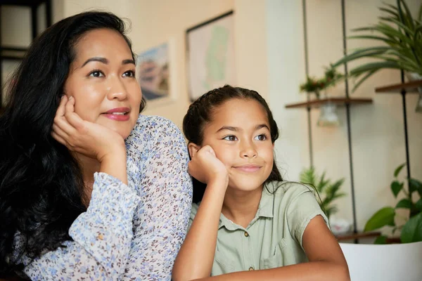 Aziatische moeder met dochter zitten thuis — Stockfoto