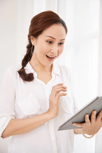 Vrouw die opwindende meldingen leest — Stockfoto