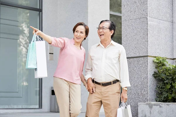 Seniorenpaar Genieten van winkelen — Stockfoto