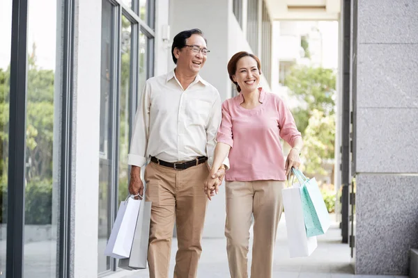 Glückliches älteres Paar beim Einkaufen — Stockfoto