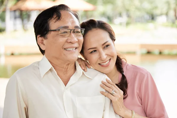 Woman Leaning on Shoulder of Husband — Stock Photo, Image