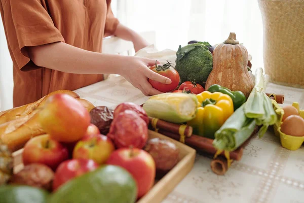 Νοικοκυρά Απλώνοντας Φρούτα Και Λαχανικά Στο Τραπέζι Της Κουζίνας Στο — Φωτογραφία Αρχείου