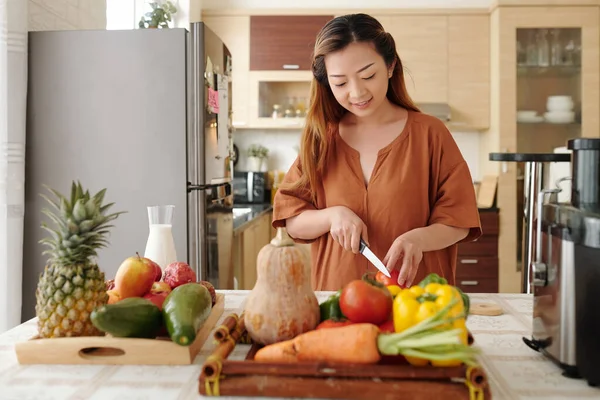 Portret Van Een Mooie Glimlachende Jonge Vrouw Koken Diner Snijden — Stockfoto