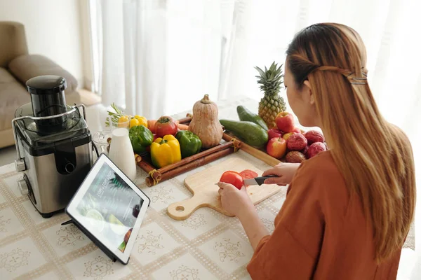 Ung Kvinna Efter Recept Tablett Dator Hon Skär Tomater Med — Stockfoto