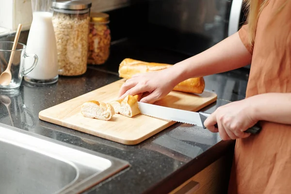 Жінка різати хліб — стокове фото