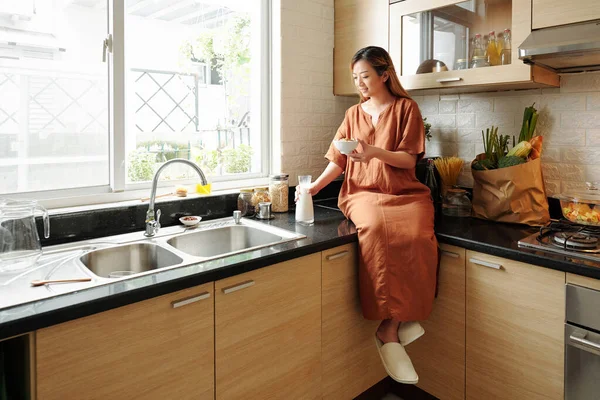 Wanita duduk di Kitchen Counter — Stok Foto