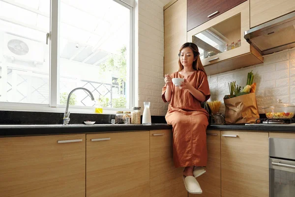 Vrouw Genieten Bowl van Muesli — Stockfoto