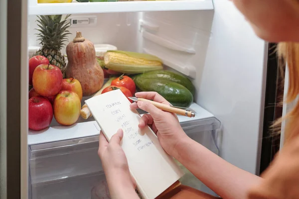 Mujer Escribiendo Lista de Abarrotes — Foto de Stock