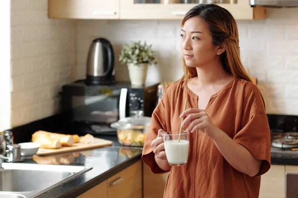 Vrouw genieten van drinken melk — Stockfoto