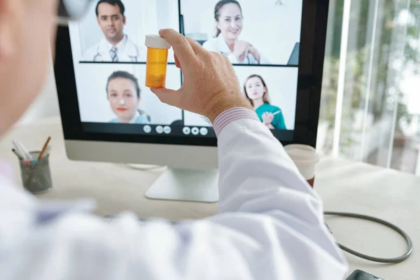 Ärzte diskutieren über neue Medizin — Stockfoto