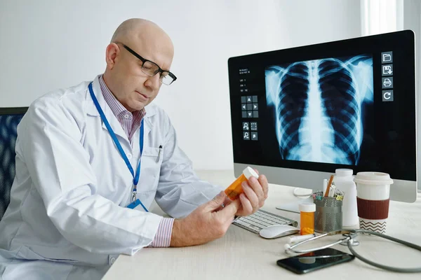 Lekarz badający medycynę w biurze — Zdjęcie stockowe
