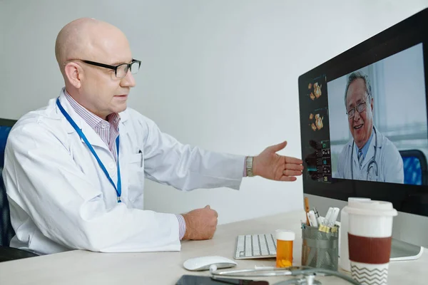 Ärzte sprechen während Konferenz online — Stockfoto