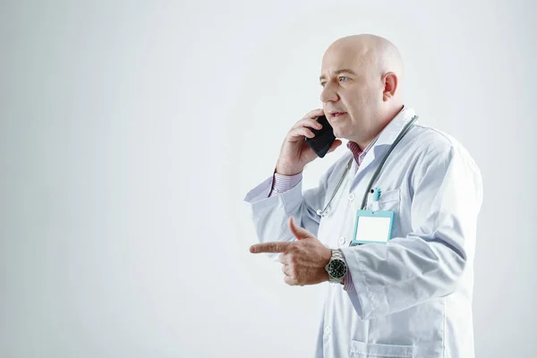 Doktor rozmawia przez telefon. — Zdjęcie stockowe