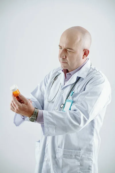 Doctor prescribing medicine — Stock Photo, Image