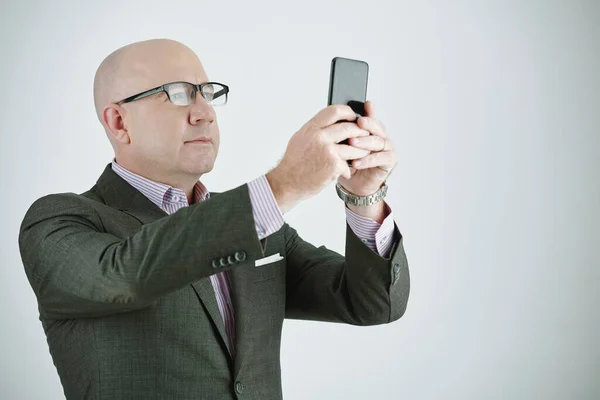 Geschäftsmann macht Foto am Telefon — Stockfoto