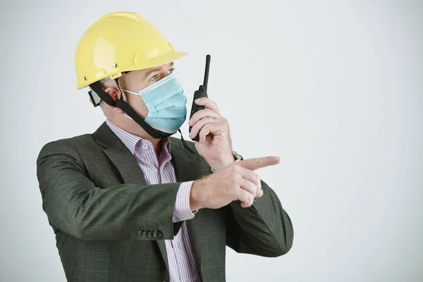 Engineer talking on the radio — Stock Photo, Image