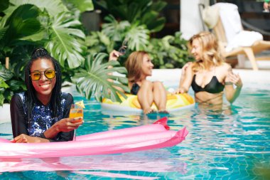 Uzun kollu mayo giymiş gülümseyen kadın.