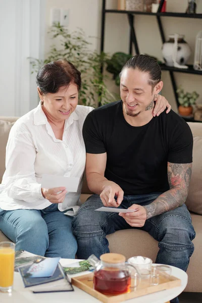 Mutter mit Sohn erinnert sich an die Vergangenheit — Stockfoto