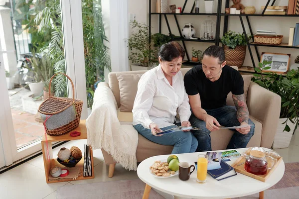 Family looking through the photos — Stock fotografie