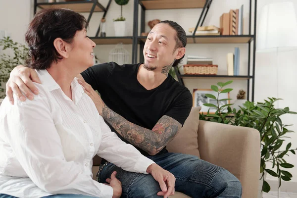 Son talking to his mother — Stock Photo, Image