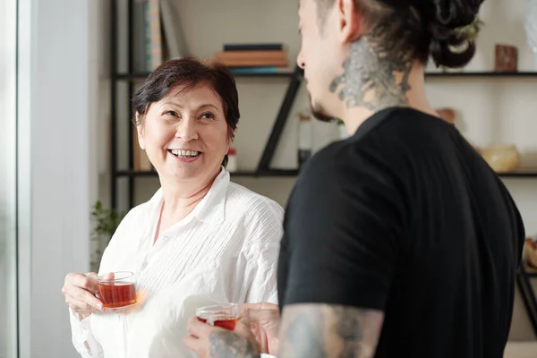 Gente bebiendo té en casa —  Fotos de Stock