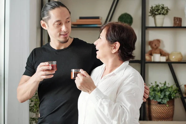 Figlio bere il tè con sua madre — Foto Stock