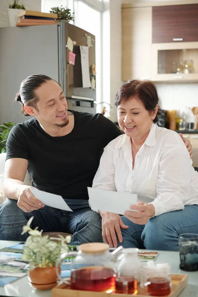 Mutter und Sohn suchen gemeinsame Fotos — Stockfoto