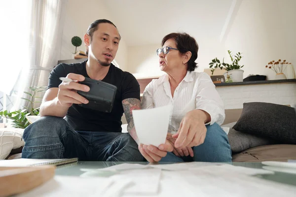 Familie betaalt voor hun rekeningen — Stockfoto